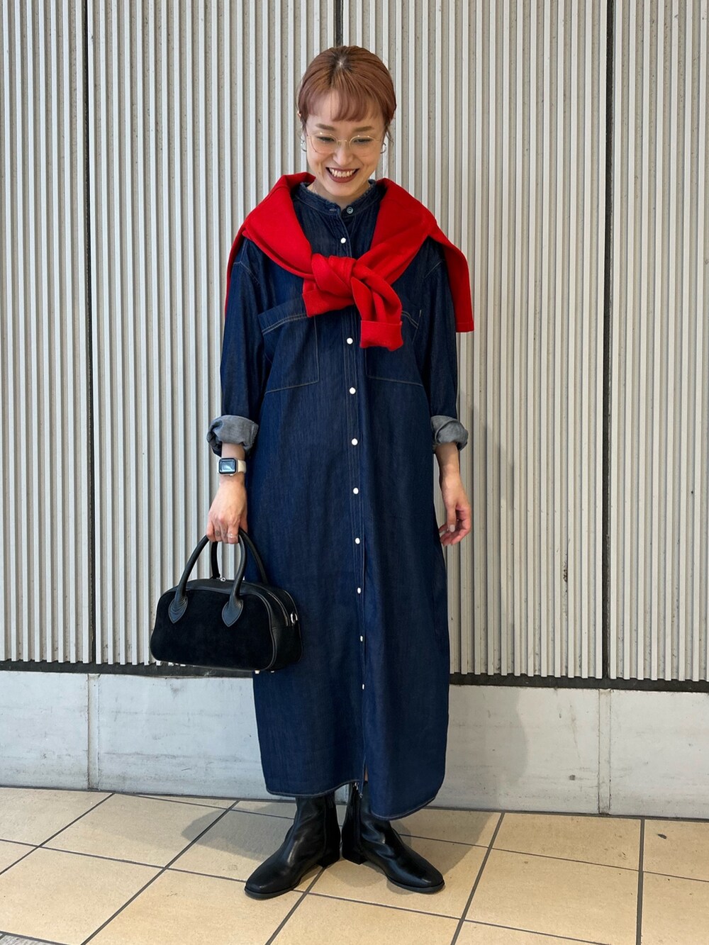 ブルー系のワンピース、レッド系のカーディガン/ボレロ、ブラック系のショルダーバッグを着用したレディースの秋コーディネートの4枚目の写真