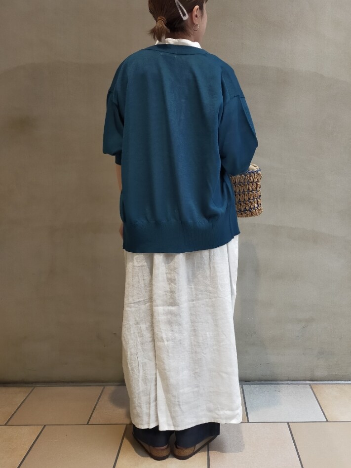 ブルー系のカーディガン/ボレロ、ホワイト系のワンピース、ブルー系のハンドバッグを着用したレディースの夏コーディネートの3枚目の写真