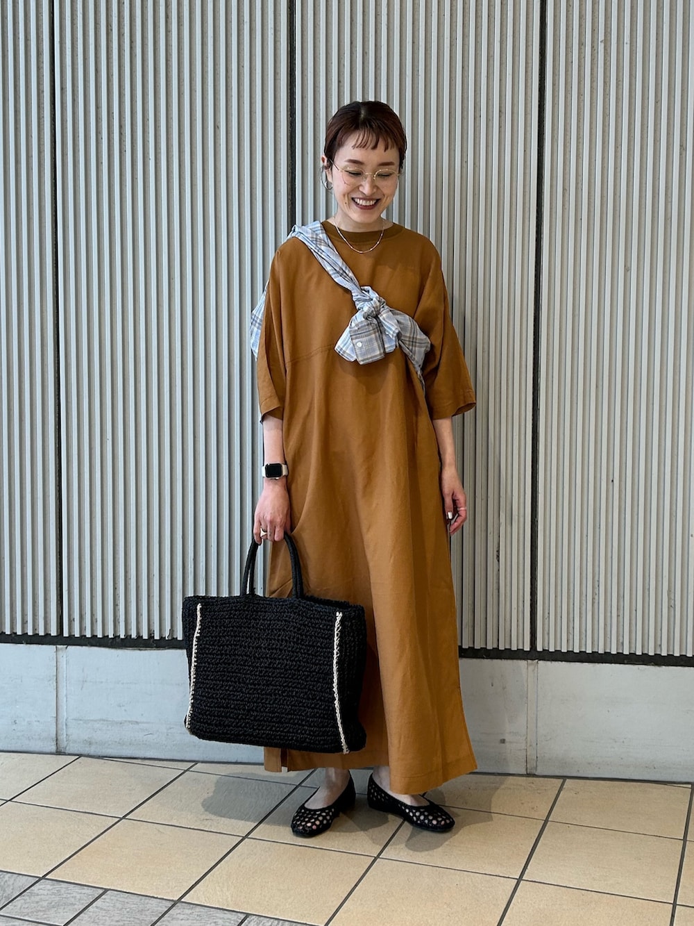 イエロー系のワンピース、ブルー系のシャツ/ブラウス、ブラウン系のサンダルを着用したレディースの春コーディネートの4枚目の写真