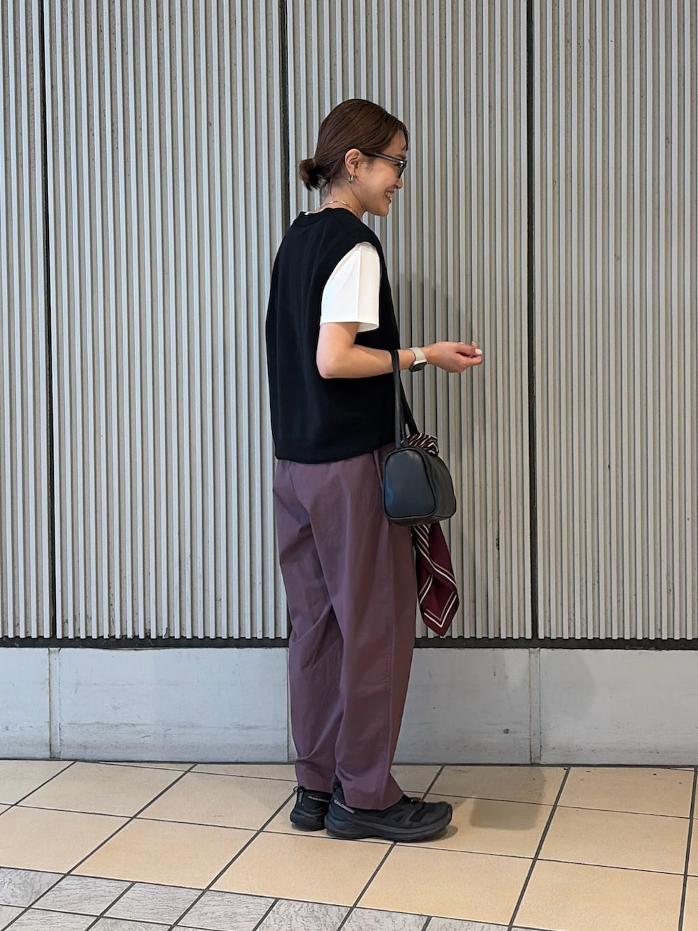 ブラック系のベスト、ホワイト系のTシャツ/カットソー、パープル系のその他パンツを着用したレディースの夏コーディネートの2枚目の写真