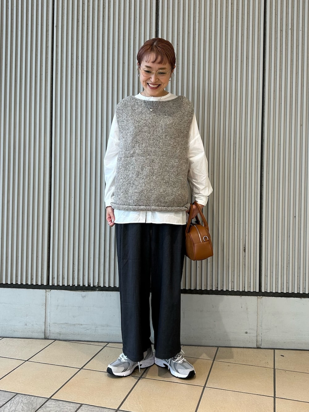 グレー系のその他パンツ、ブラウン系のショルダーバッグを着用したレディースの秋コーディネートの5枚目の写真