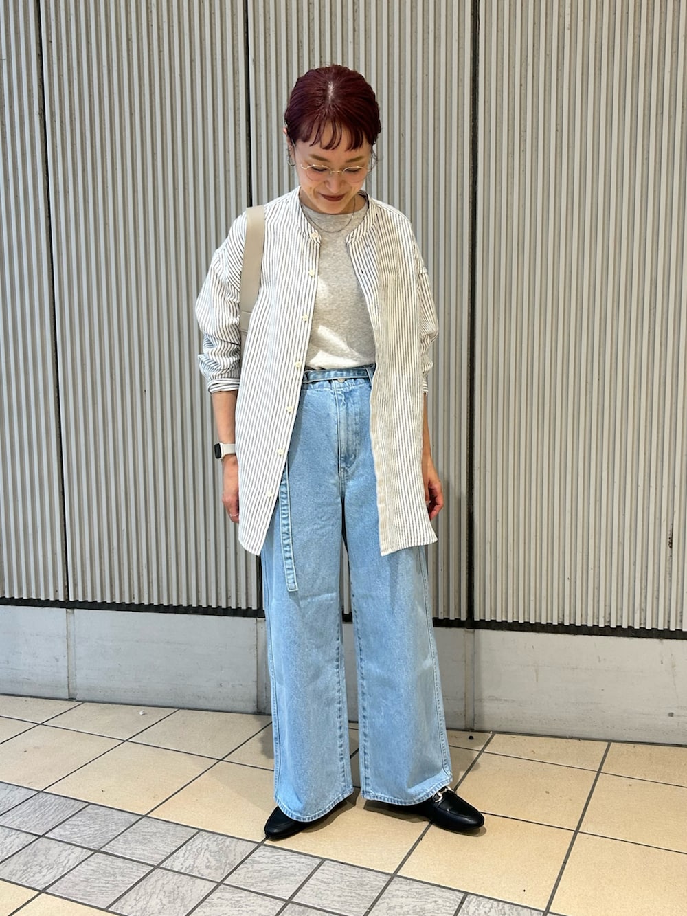 その他のシャツ/ブラウス、ブルー系のデニムパンツ、グレー系のハンドバッグを着用したレディースの秋コーディネートの3枚目の写真