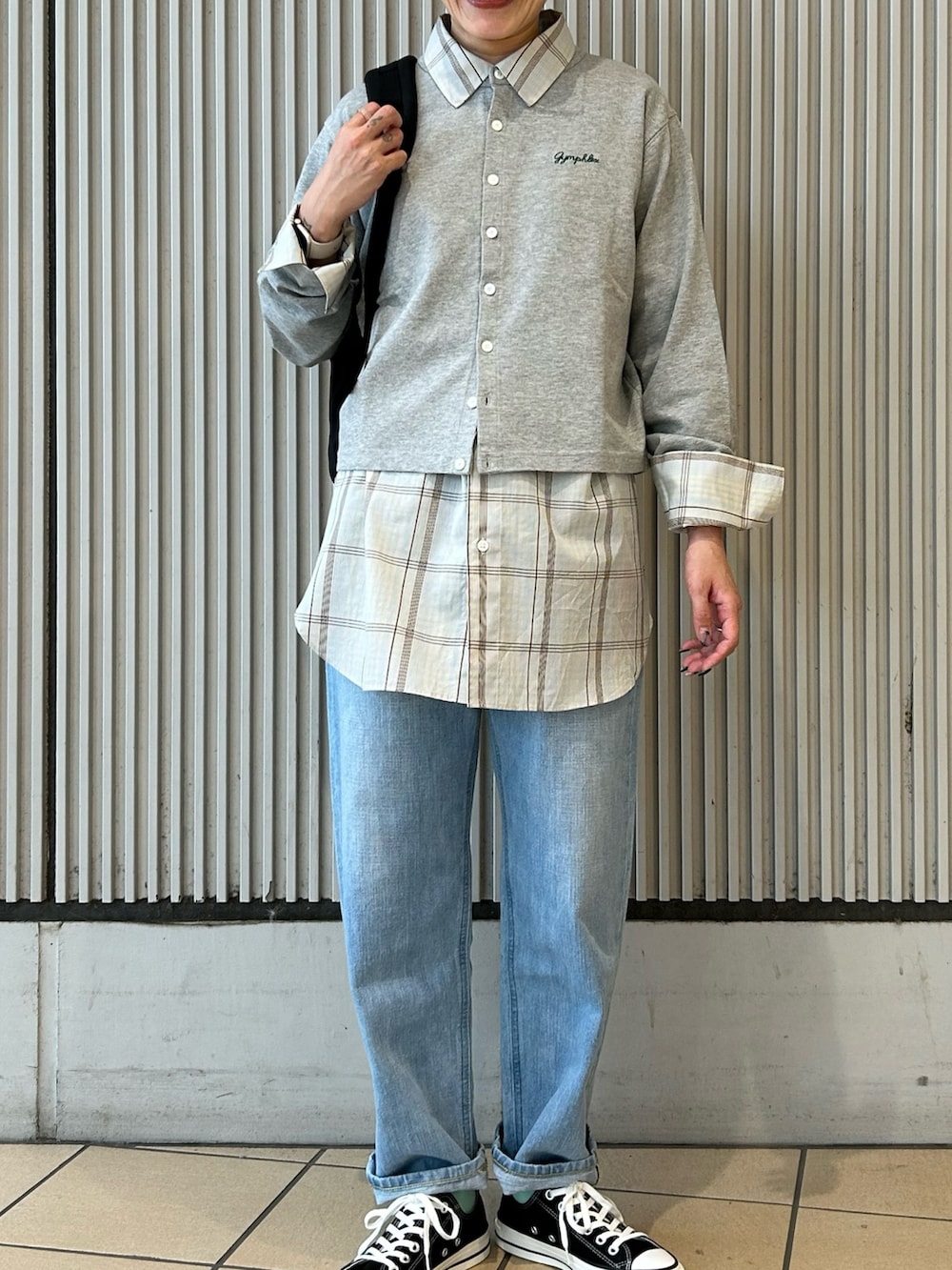 ブルー系のシャツ/ブラウス、グレー系のカーディガン/ボレロ、ブルー系のデニムパンツを着用したレディースの夏コーディネートの4枚目の写真