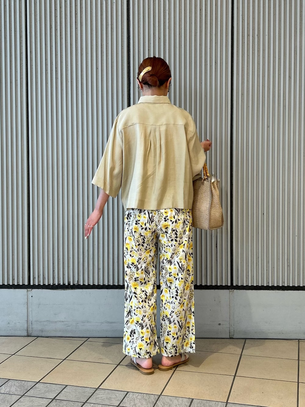 ベージュ系のシャツ/ブラウス、ホワイト系のその他パンツ、ホワイト系のサンダルを着用したレディースの夏コーディネートの3枚目の写真