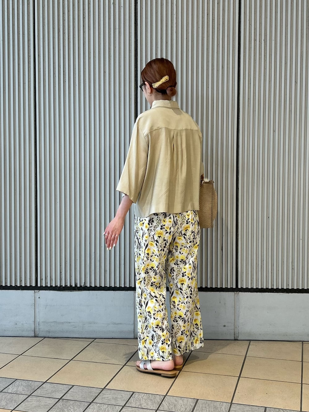 ベージュ系のシャツ/ブラウス、ホワイト系のその他パンツ、ホワイト系のサンダルを着用したレディースの夏コーディネートの2枚目の写真