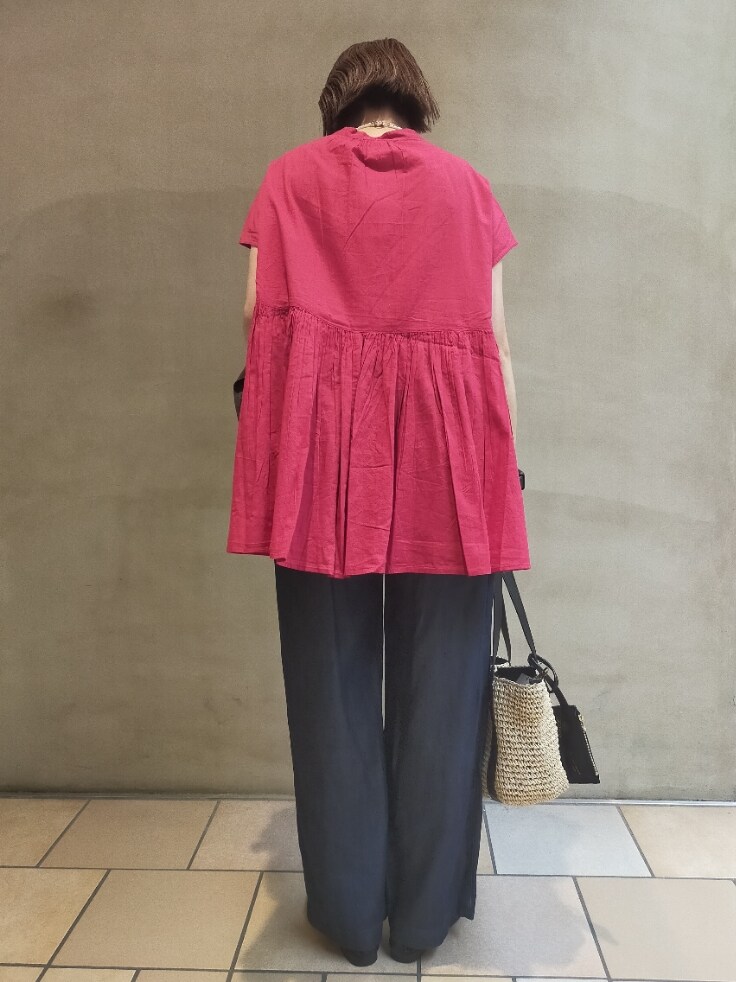 ピンク系のシャツ/ブラウス、ブルー系のその他パンツ、ブラック系のその他シューズを着用したレディースの春コーディネートの4枚目の写真