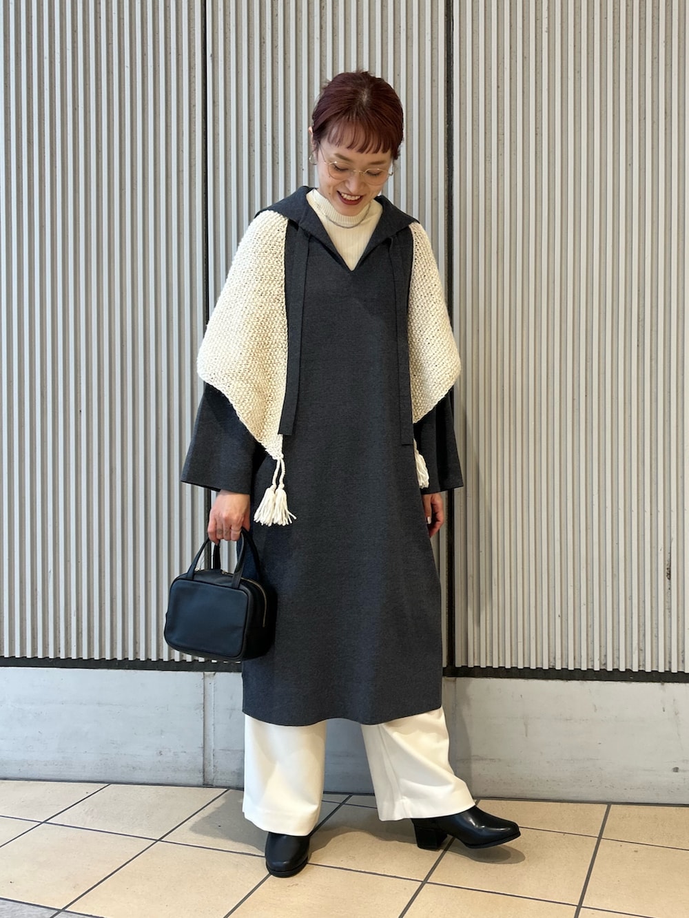 グレー系のワンピース、ホワイト系のその他パンツ、ブラック系のボストンバッグを着用したレディースの秋コーディネートの3枚目の写真