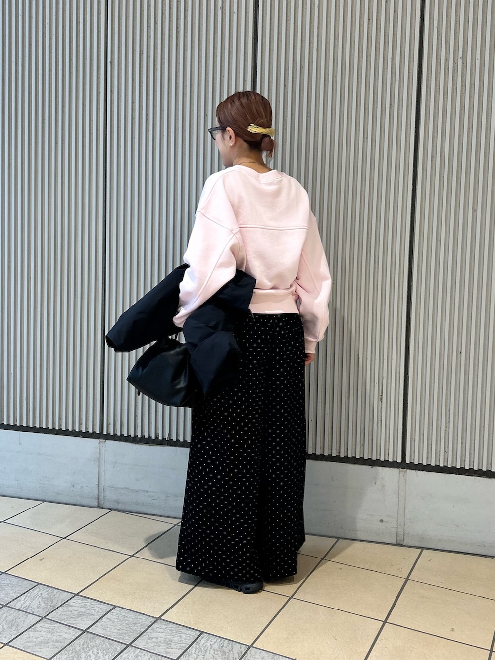 ピンク系のスウェット、ブラック系のその他パンツ、ブラック系のスニーカーを着用したレディースの春コーディネートの2枚目の写真