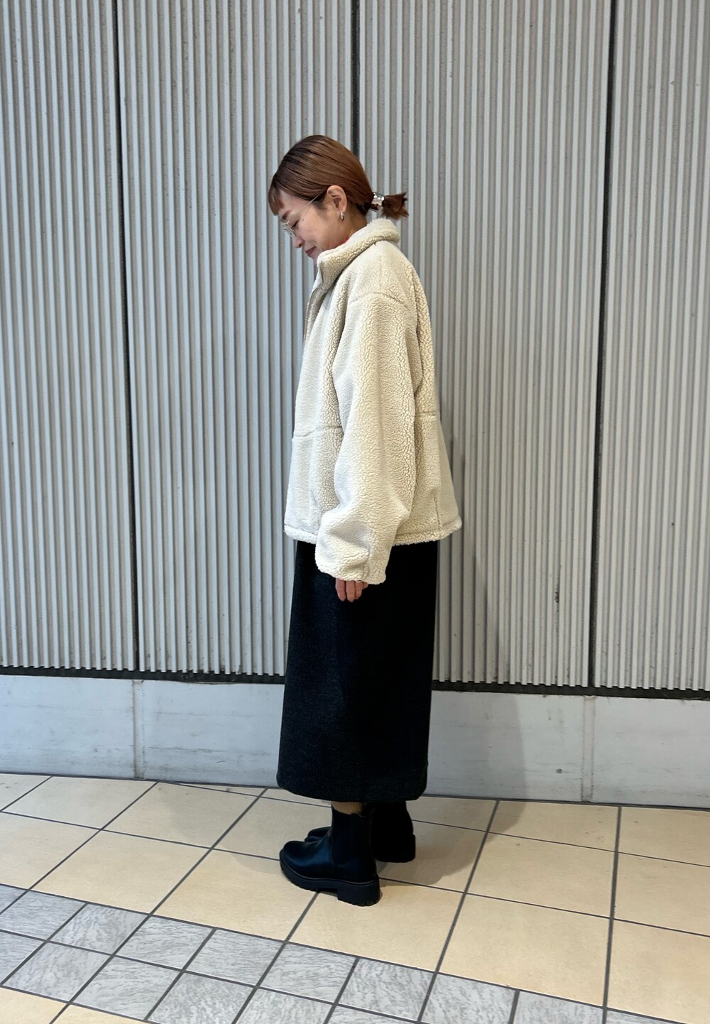 ホワイト系のその他アウター、グレー系のワンピース、ブラック系のブーツを着用したレディースの冬コーディネートの4枚目の写真