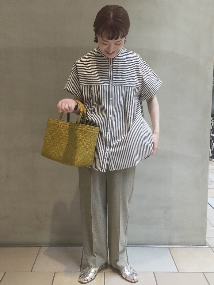 ブラック系のシャツ/ブラウス、グリーン系のその他パンツ、シルバー系のサンダルを着用したレディースの春コーディネートの6枚目の写真