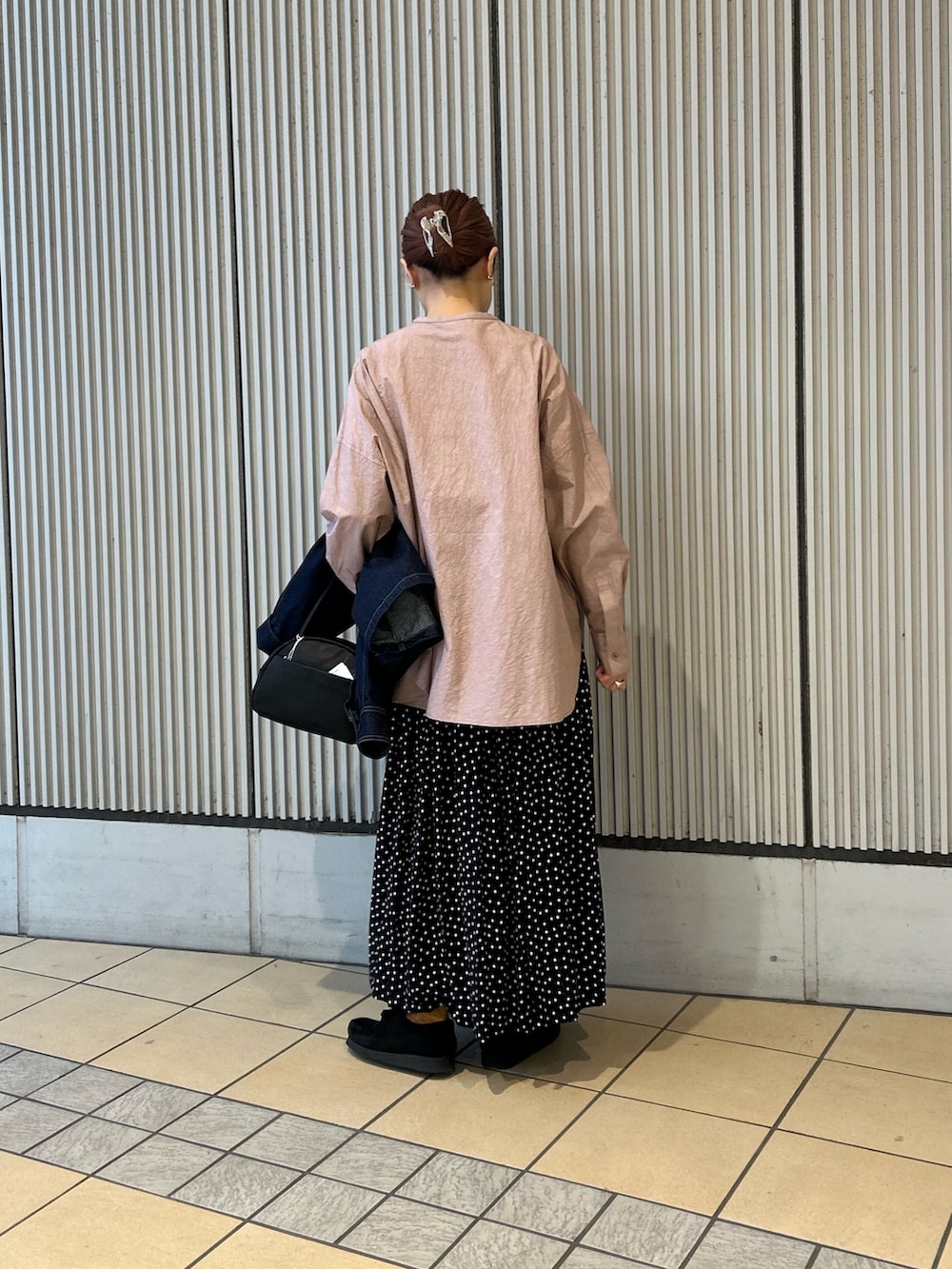 ブラック系のスカート、ブルー系のカバーオール、ピンク系のシャツ/ブラウスを着用したレディースの冬コーディネートの2枚目の写真