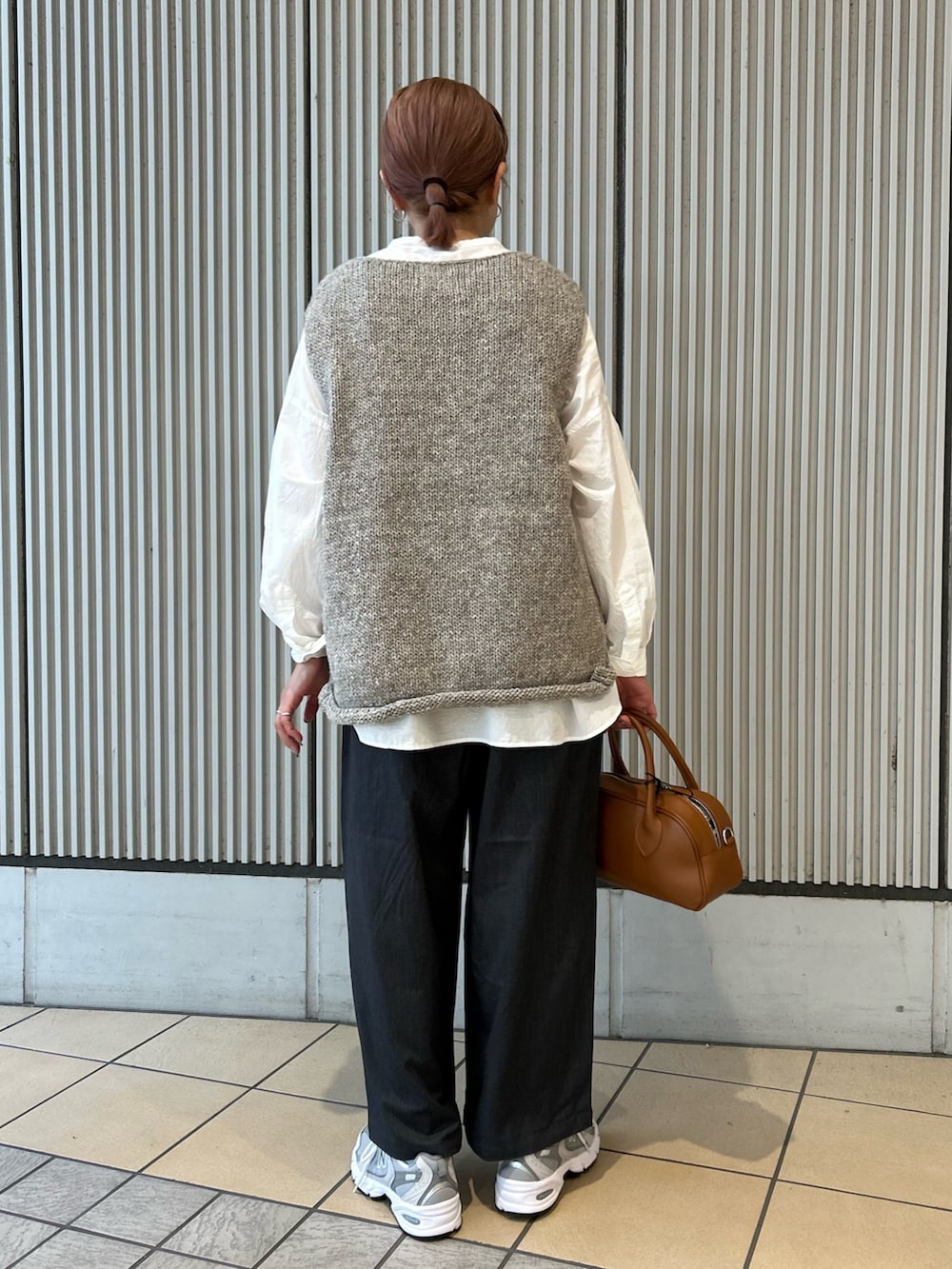 グレー系のその他パンツ、ブラウン系のショルダーバッグを着用したレディースの秋コーディネートの4枚目の写真