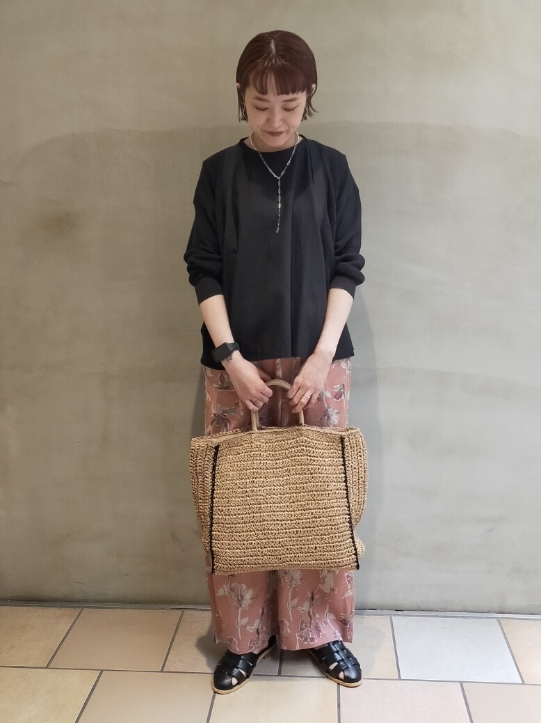 ブラック系のシャツ/ブラウス、ブラック系のカーディガン/ボレロ、ベージュ系のトートバッグを着用したレディースの春コーディネートの2枚目の写真