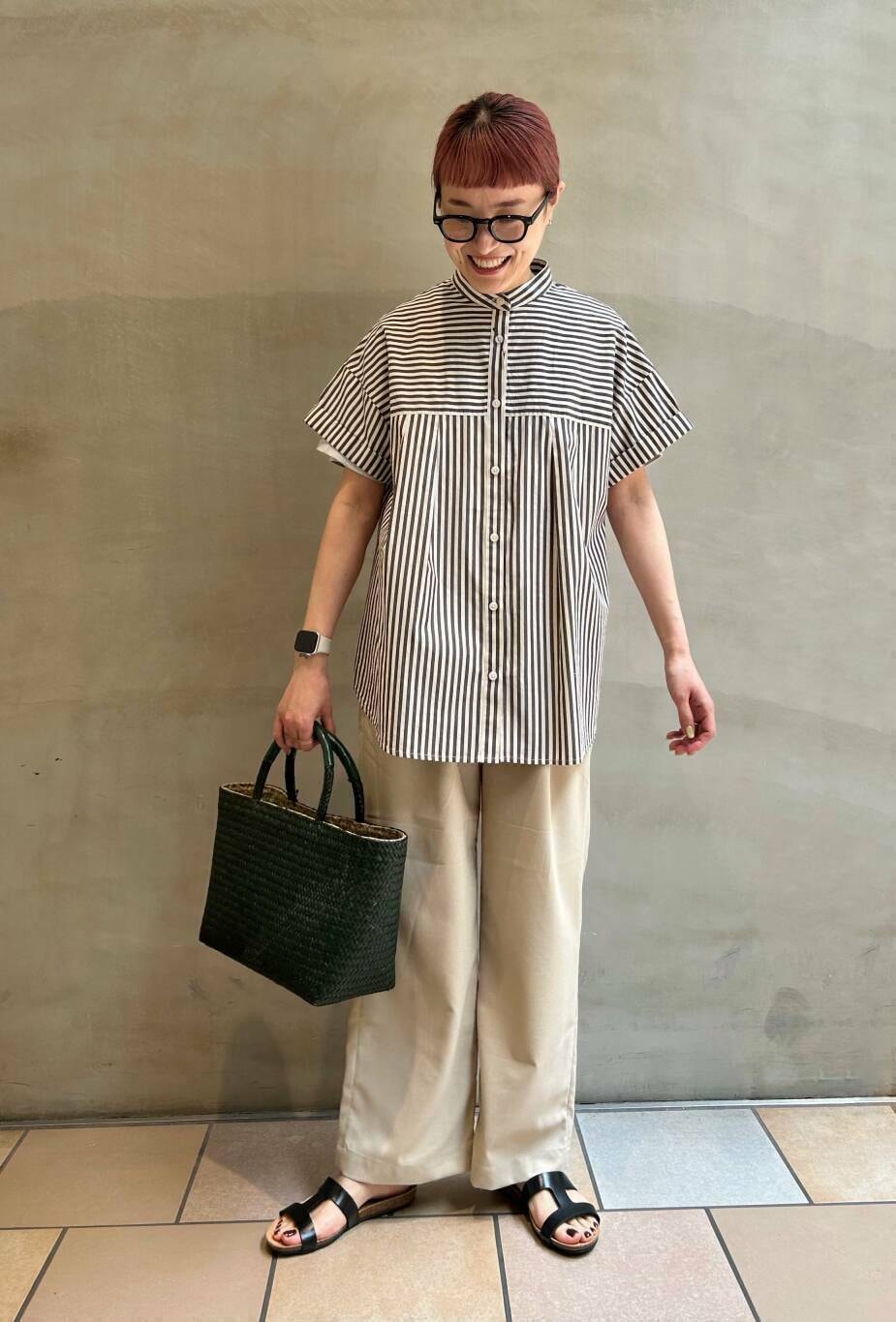 ベージュ系のその他パンツ、ブラック系のシャツ/ブラウス、ブラック系のメガネを着用したレディースの夏コーディネートの4枚目の写真