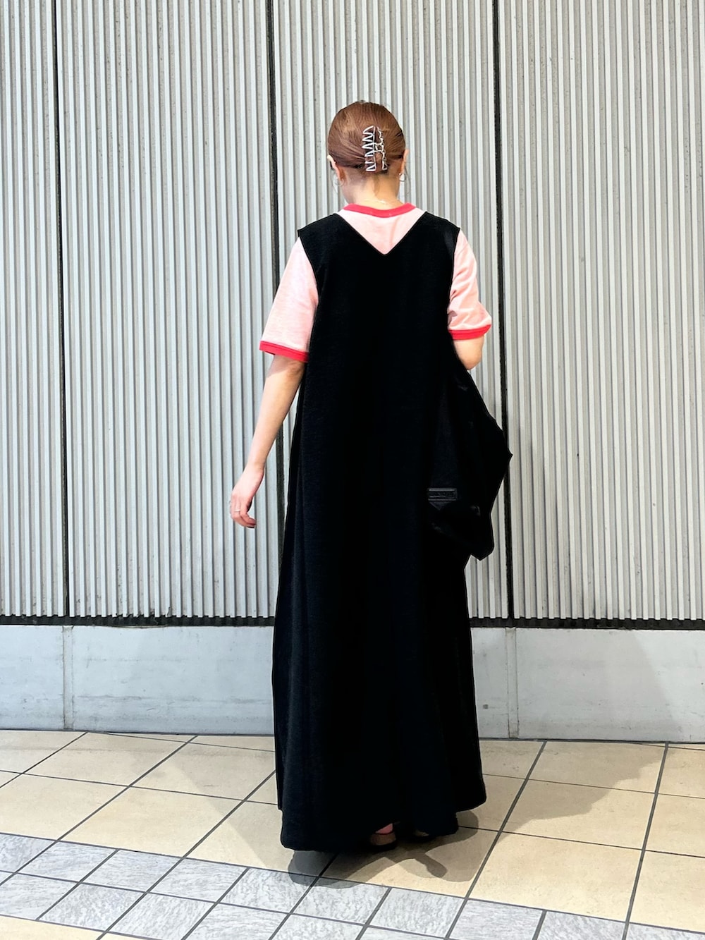 ブラック系のワンピース、レッド系のTシャツ/カットソー、ブラック系のサンダルを着用したレディースの夏コーディネートの2枚目の写真