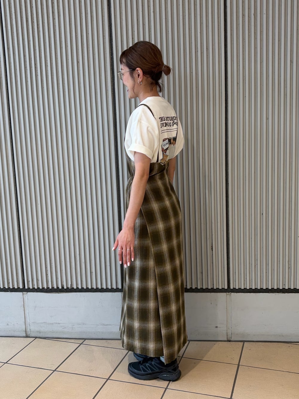 グリーン系のワンピース、ホワイト系のTシャツ/カットソー、ブラック系のスニーカーを着用したレディースの夏コーディネートの2枚目の写真