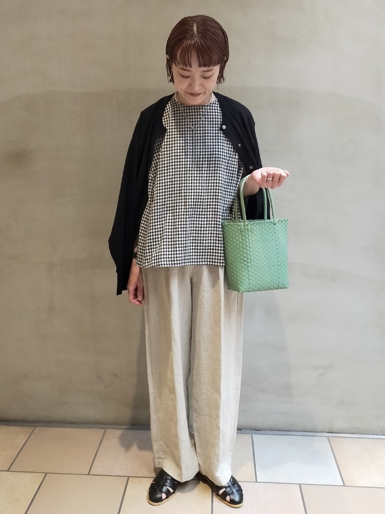 その他のシャツ/ブラウス、ベージュ系のその他パンツ、ブラック系のサンダルを着用したレディースの春コーディネートの6枚目の写真