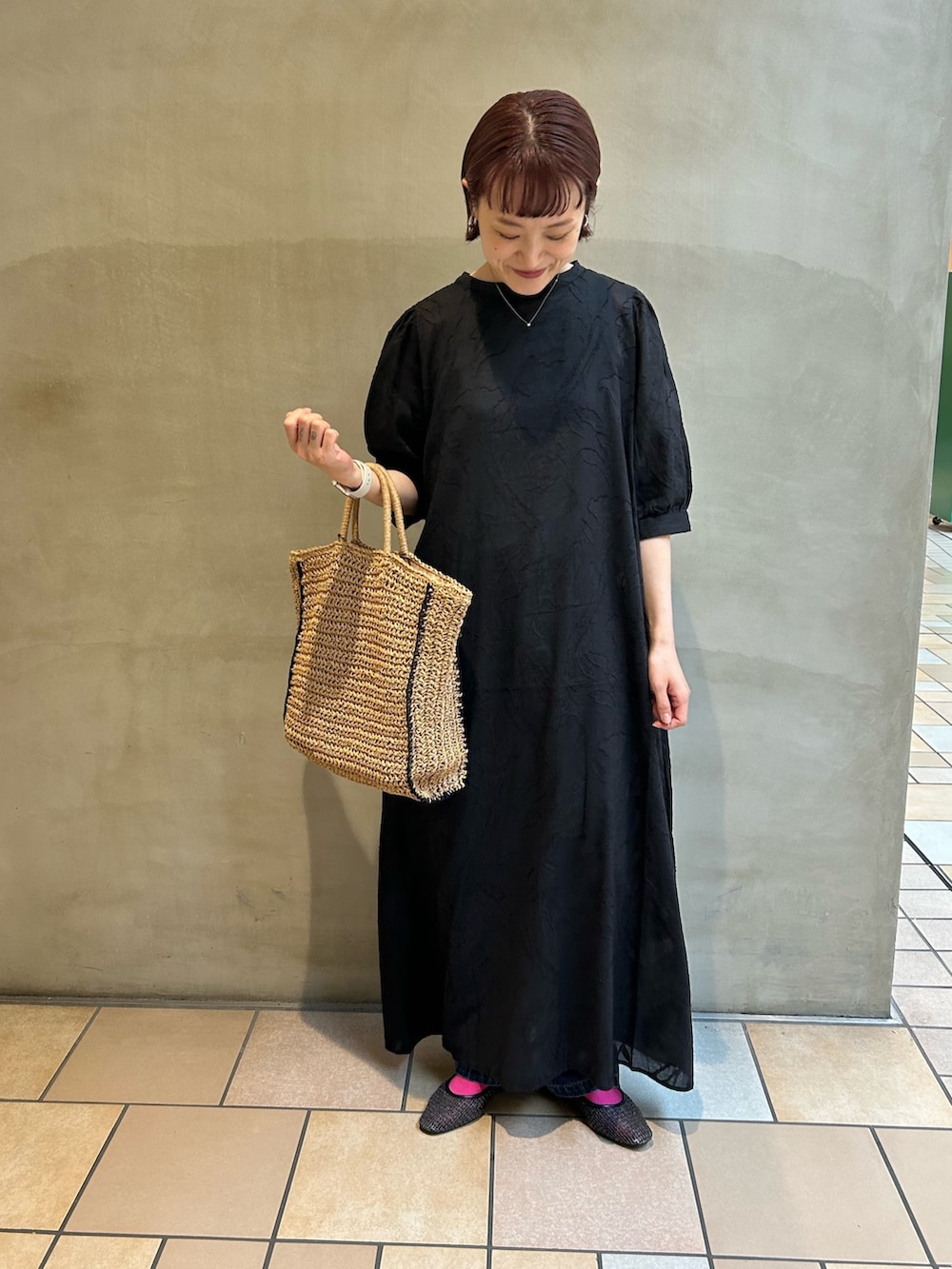 ブラック系のワンピース、ブルー系のデニムパンツ、ブラック系のパンプスを着用したレディースの夏コーディネートの4枚目の写真