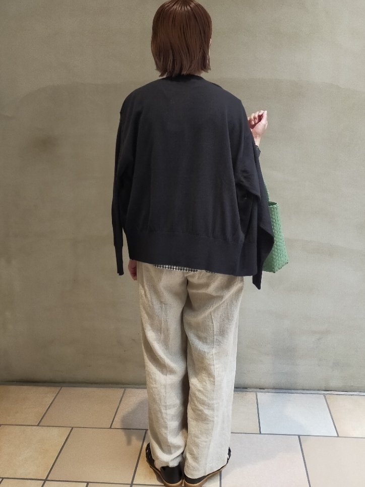 その他のシャツ/ブラウス、ベージュ系のその他パンツ、ブラック系のサンダルを着用したレディースの春コーディネートの2枚目の写真