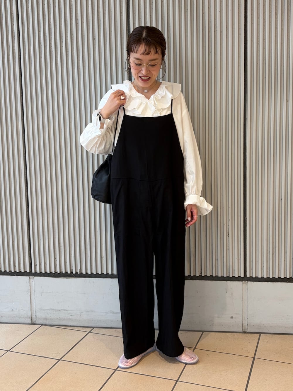 ブラック系のその他パンツ、ホワイト系のシャツ/ブラウス、その他のバレエシューズを着用したレディースの夏コーディネートの4枚目の写真