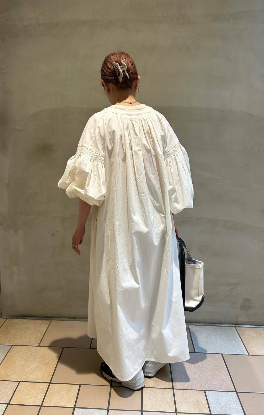 グレー系のその他パンツ、ピンク系のTシャツ/カットソー、ホワイト系のワンピースを着用したレディースの春コーディネートの3枚目の写真