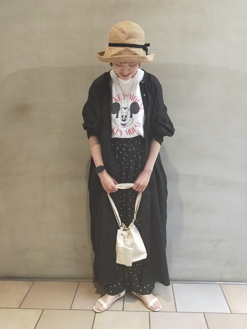 ブラック系のワンピース、ホワイト系のTシャツ/カットソー、ブラック系のその他パンツを着用したレディースの夏コーディネートの2枚目の写真