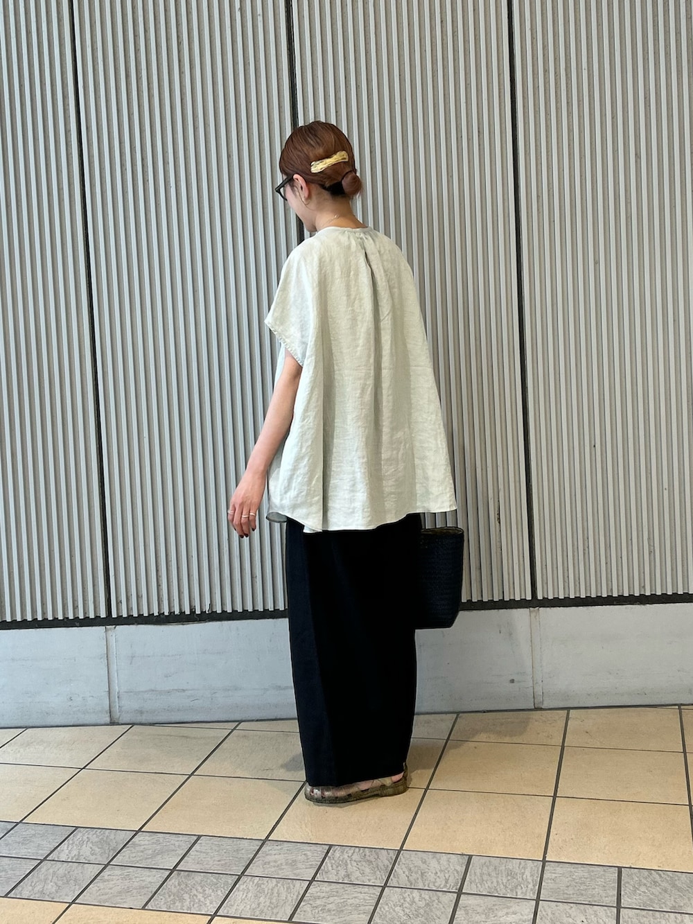 グリーン系のシャツ/ブラウス、ブラック系のその他パンツ、ブルー系のトートバッグを着用したレディースの夏コーディネートの2枚目の写真