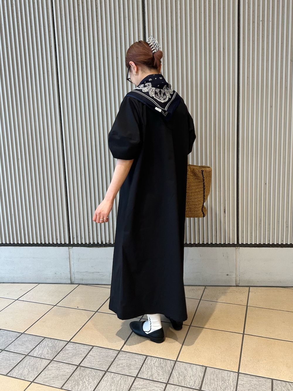 ブラック系のワンピース、ブラック系のその他シューズ、ホワイト系のソックス/靴下を着用したレディースの春コーディネートの2枚目の写真