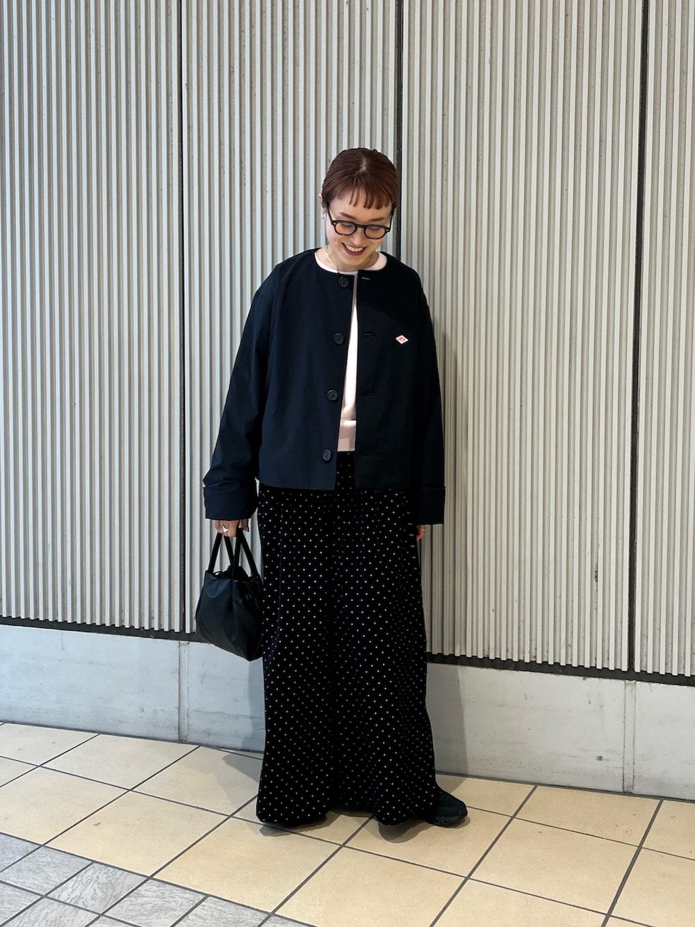 ピンク系のスウェット、ブラック系のその他パンツ、ブラック系のスニーカーを着用したレディースの春コーディネートの6枚目の写真