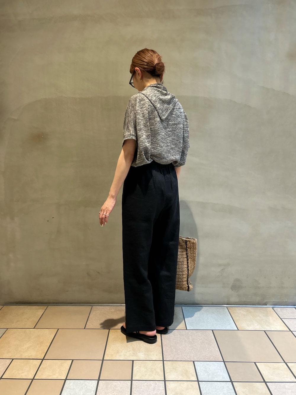ブラック系のその他パンツ、ブラック系のサンダル、ベージュ系のトートバッグを着用したレディースの春コーディネートの2枚目の写真