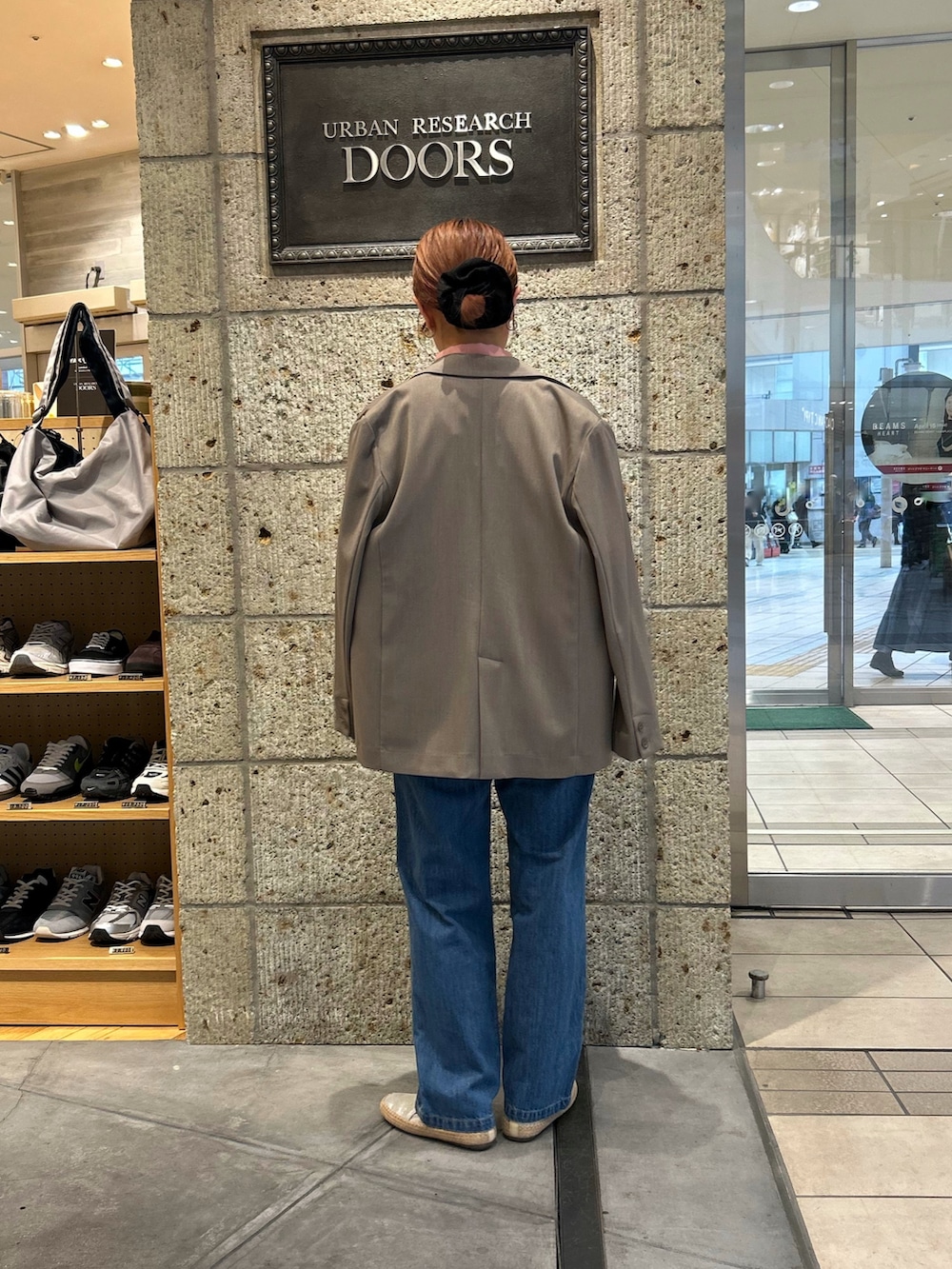 グレー系のその他アウター、ホワイト系のタンクトップ、ピンク系のシャツ/ブラウスを着用したレディースの春コーディネートの2枚目の写真