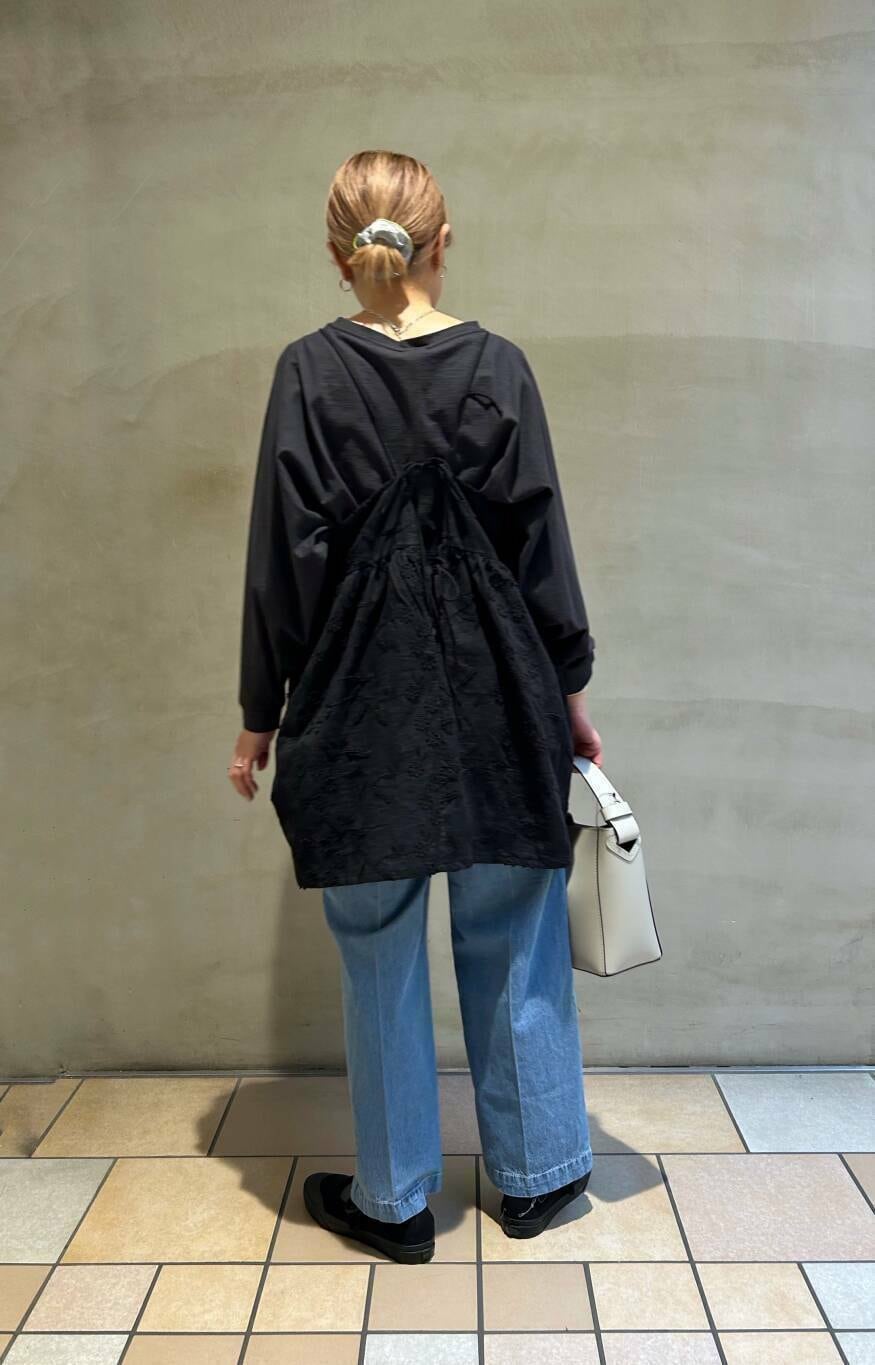 ブラック系のキャミソールを着用したレディースの春コーディネートの3枚目の写真