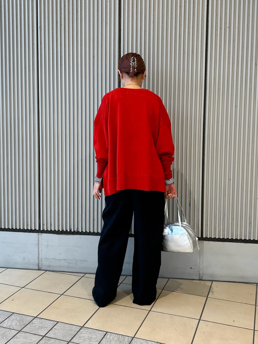 レッド系のカーディガン/ボレロ、ブラック系のサロペット/オーバーオール、ブラック系のTシャツ/カットソーを着用したレディースの冬コーディネートの2枚目の写真