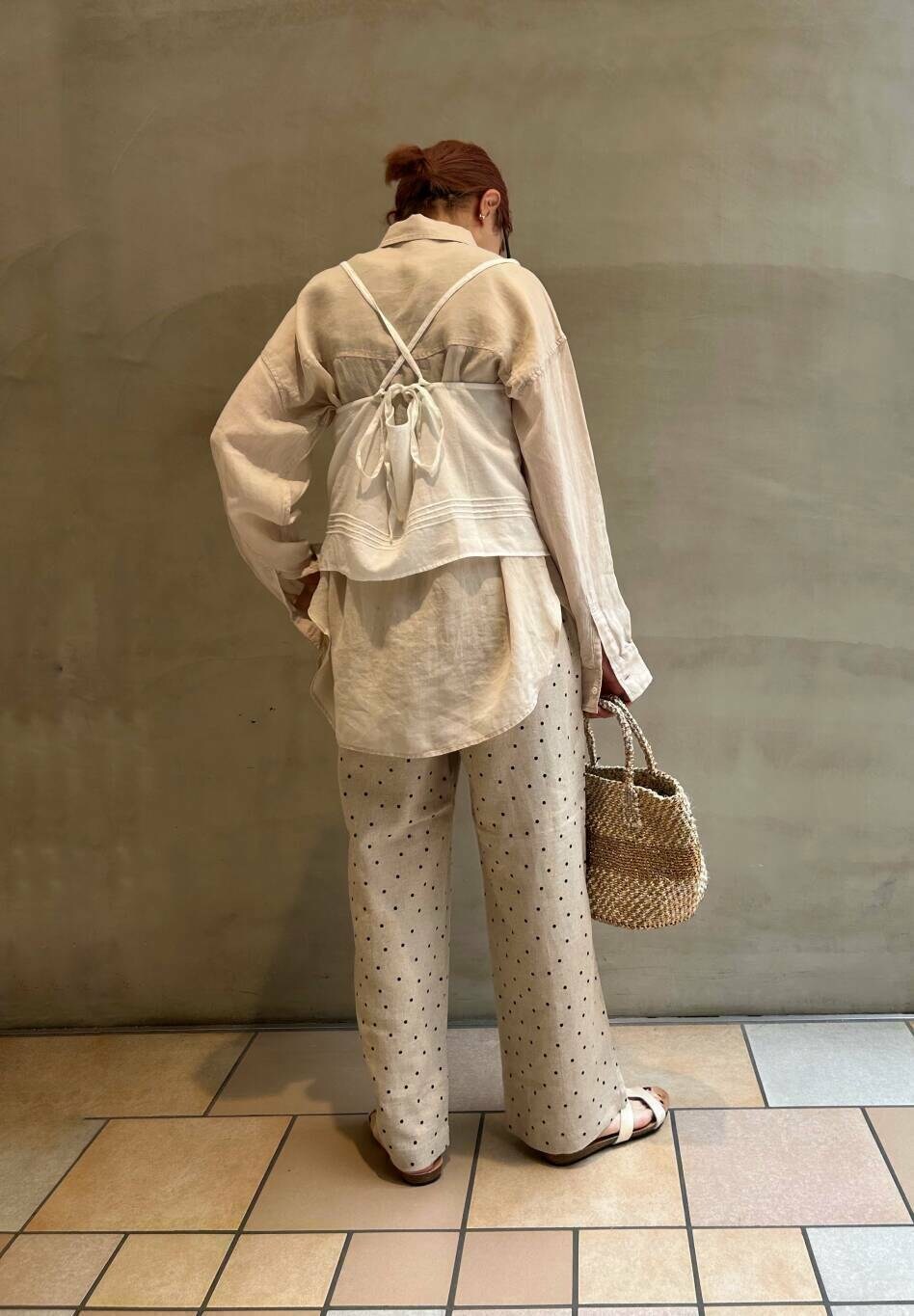 ベージュ系のその他パンツ、ホワイト系のキャミソール、ベージュ系のシャツ/ブラウスを着用したレディースの夏コーディネートの5枚目の写真