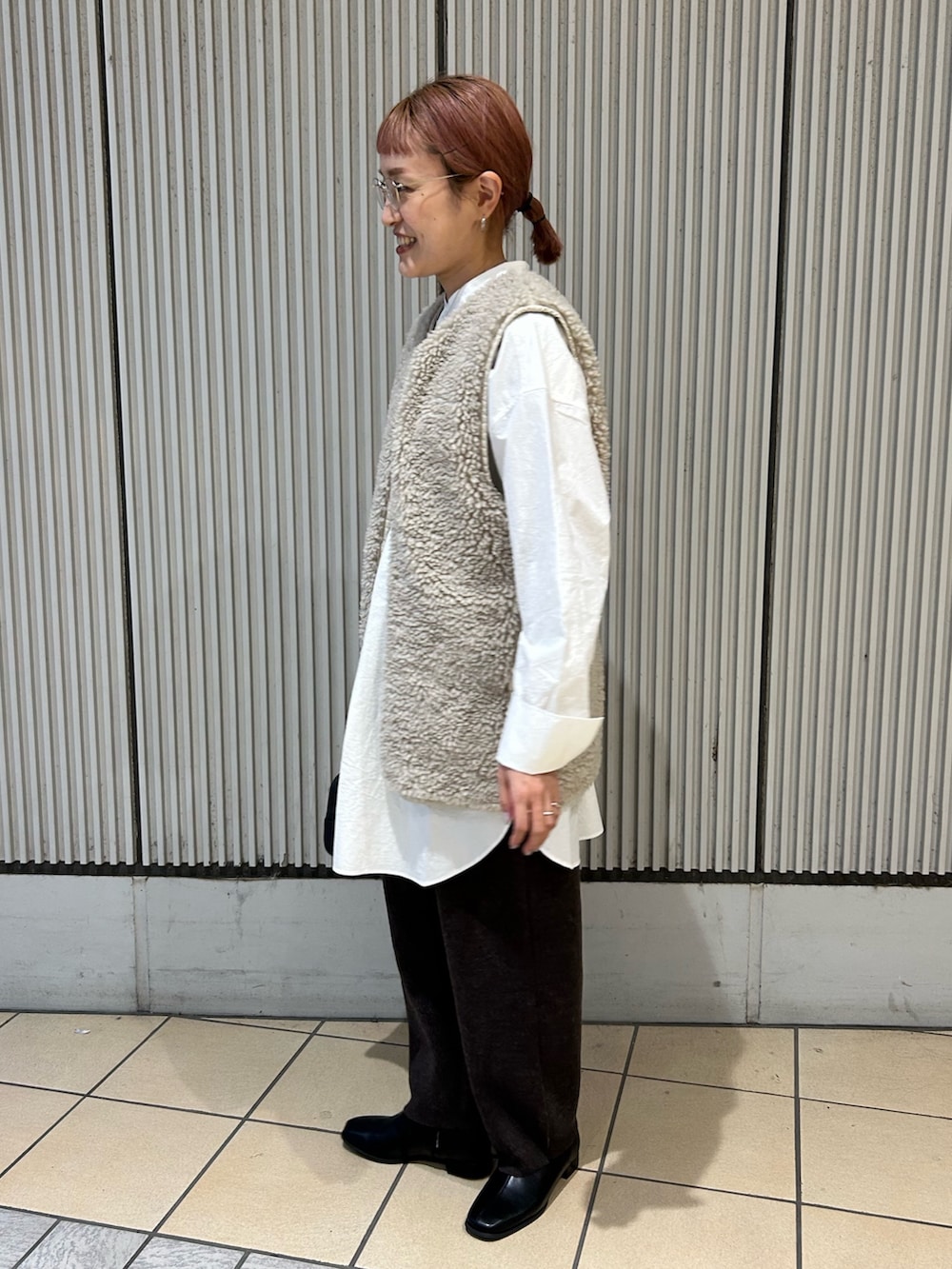 ホワイト系のシャツ/ブラウス、ブラウン系のその他パンツ、ブラック系のブーツを着用したレディースの秋コーディネートの2枚目の写真