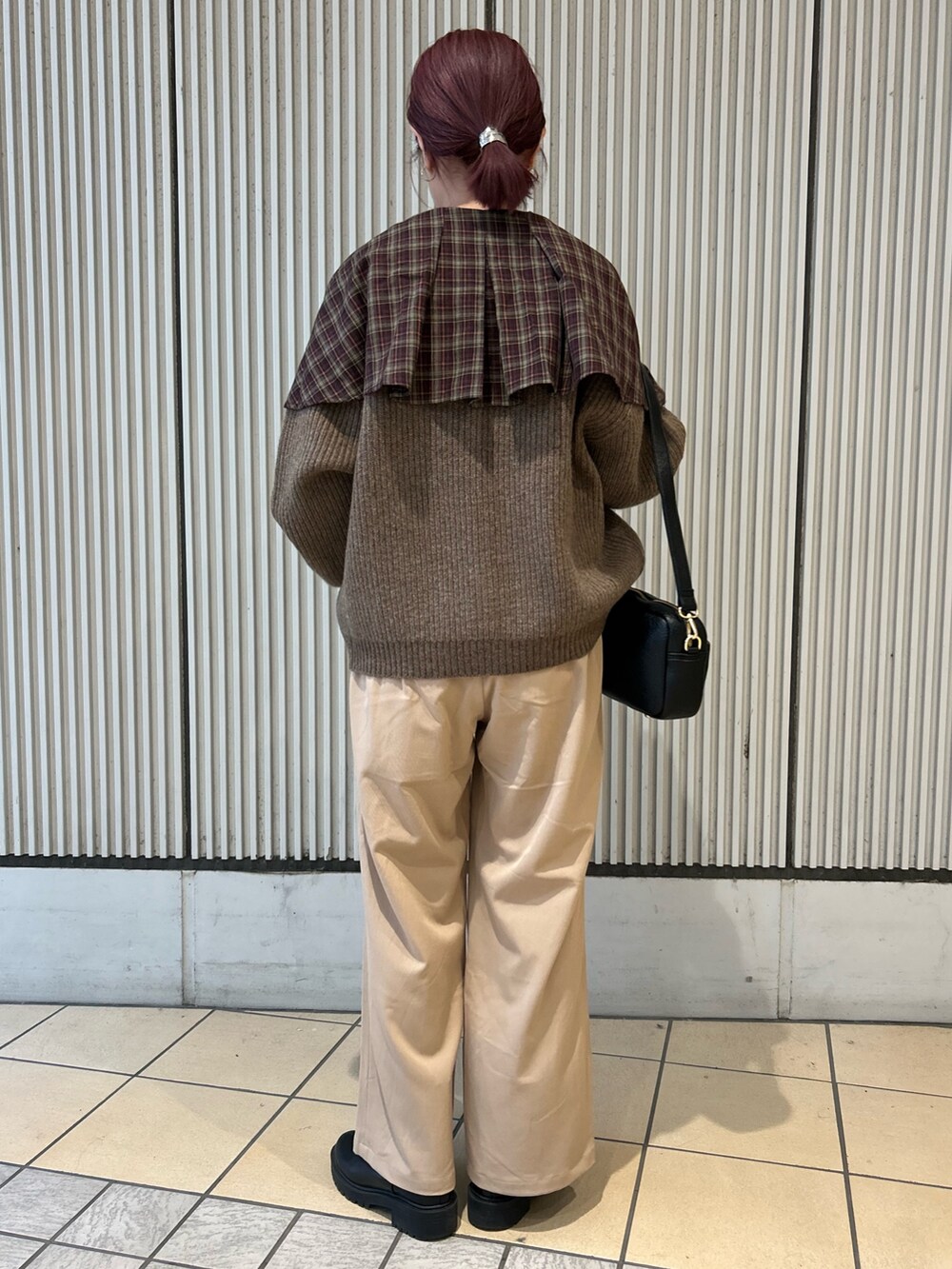 ブラウン系のシャツ/ブラウス、ブラウン系のカーディガン/ボレロ、ベージュ系のその他パンツを着用したレディースの秋コーディネートの3枚目の写真