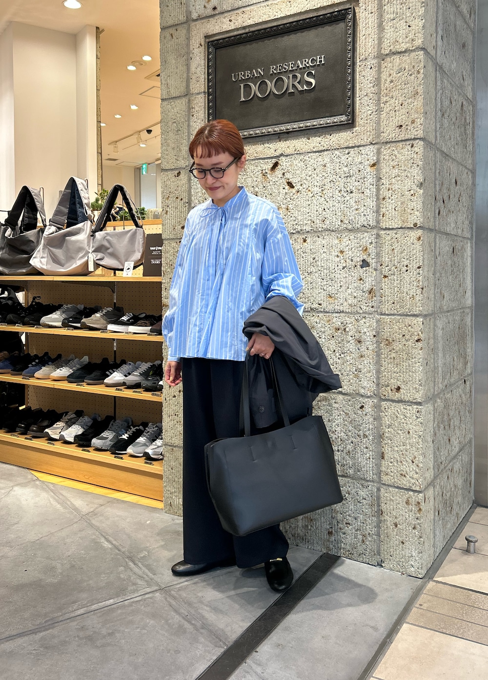 ブルー系のシャツ/ブラウス、ブルー系のその他パンツ、ブラック系のその他シューズを着用したレディースの春コーディネートの3枚目の写真