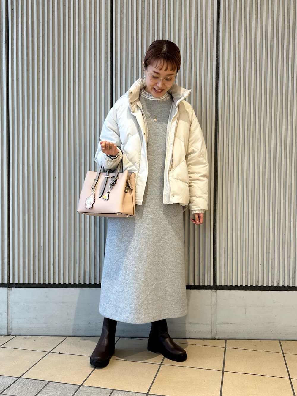 グレー系のワンピース、その他のシャツ/ブラウス、ホワイト系のダウンジャケット/コートを着用したレディースの冬コーディネートの3枚目の写真