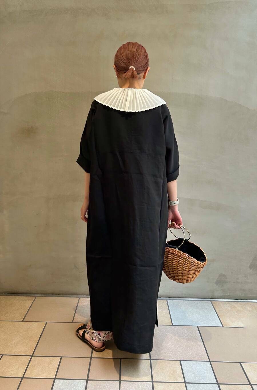 ブラック系のワンピース、ピンク系のその他パンツ、イエロー系のショルダーバッグを着用したレディースの夏コーディネートの4枚目の写真