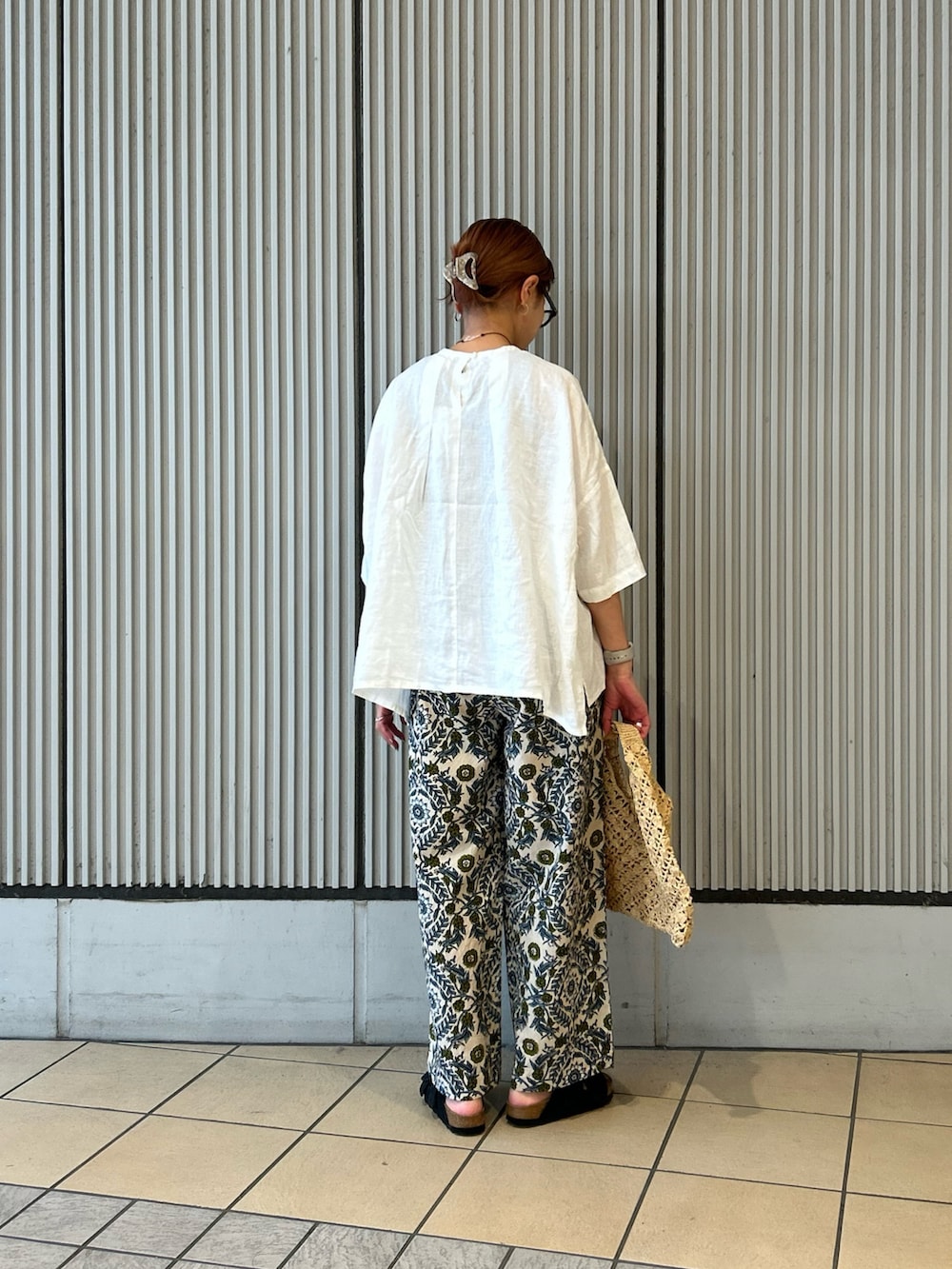 ホワイト系のシャツ/ブラウス、ベージュ系のその他パンツ、ブラック系のサンダルを着用したレディースの春コーディネートの2枚目の写真