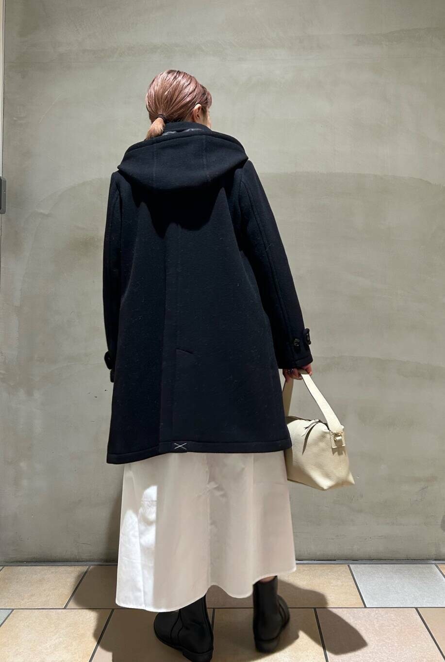 ブラック系のその他アウター、グレー系のブーツ、ブラック系のワンピースを着用したレディースの冬コーディネートの5枚目の写真