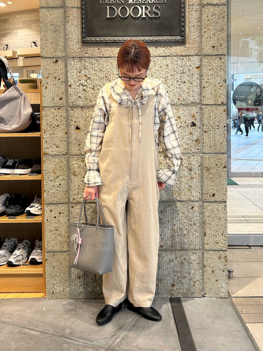 ベージュ系のサロペット/オーバーオール、ブラック系のシャツ/ブラウス、グレー系のショルダーバッグを着用したレディースの春コーディネートの3枚目の写真