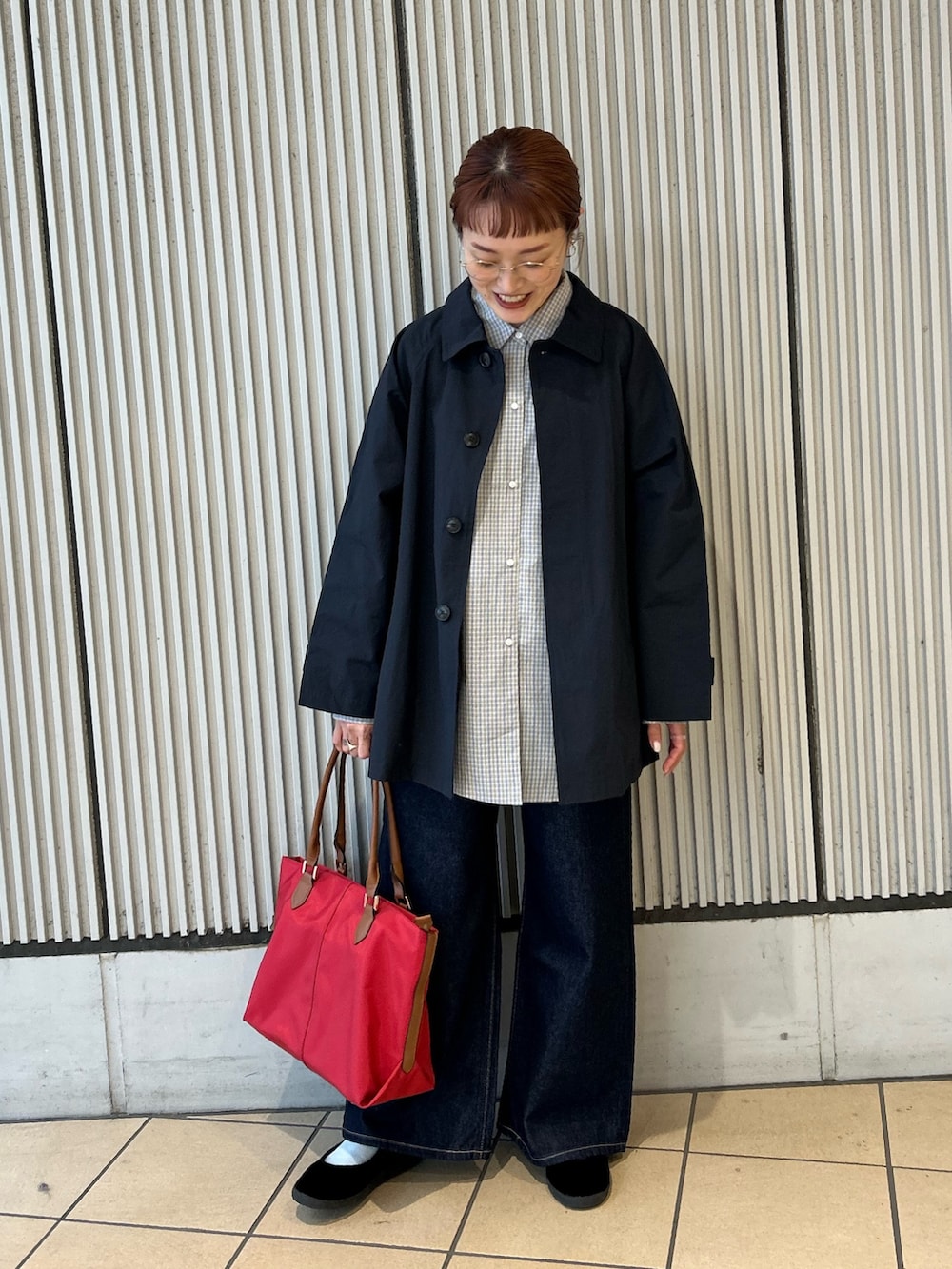 ブルー系のデニムパンツ、ブルー系のステンカラーコート、ブルー系のシャツ/ブラウスを着用したレディースの冬コーディネートの3枚目の写真