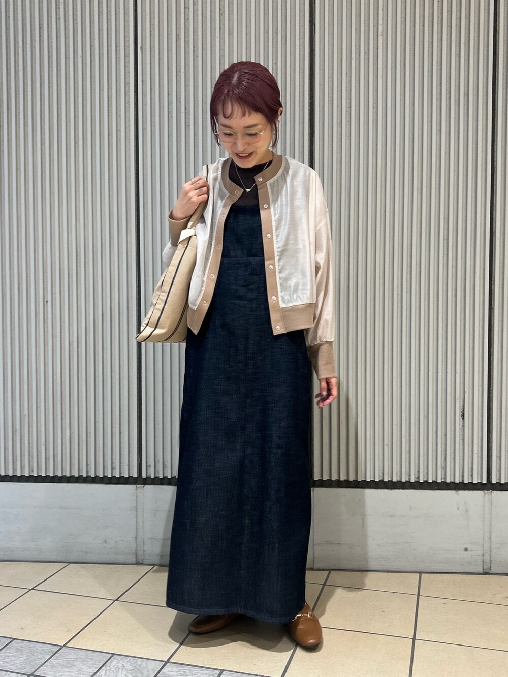 ブルー系のワンピース、ベージュ系のブルゾン、ブラウン系のパンプスを着用したレディースの秋コーディネートの2枚目の写真