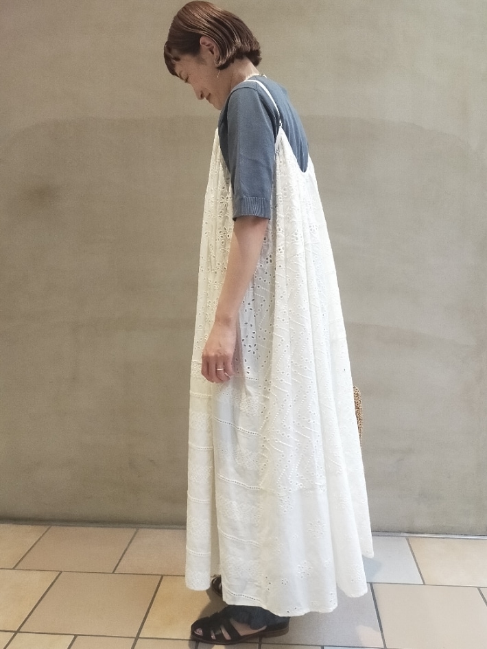 ホワイト系のワンピース、ブルー系のニット/セーター、ベージュ系のトートバッグを着用したレディースの春コーディネートの2枚目の写真