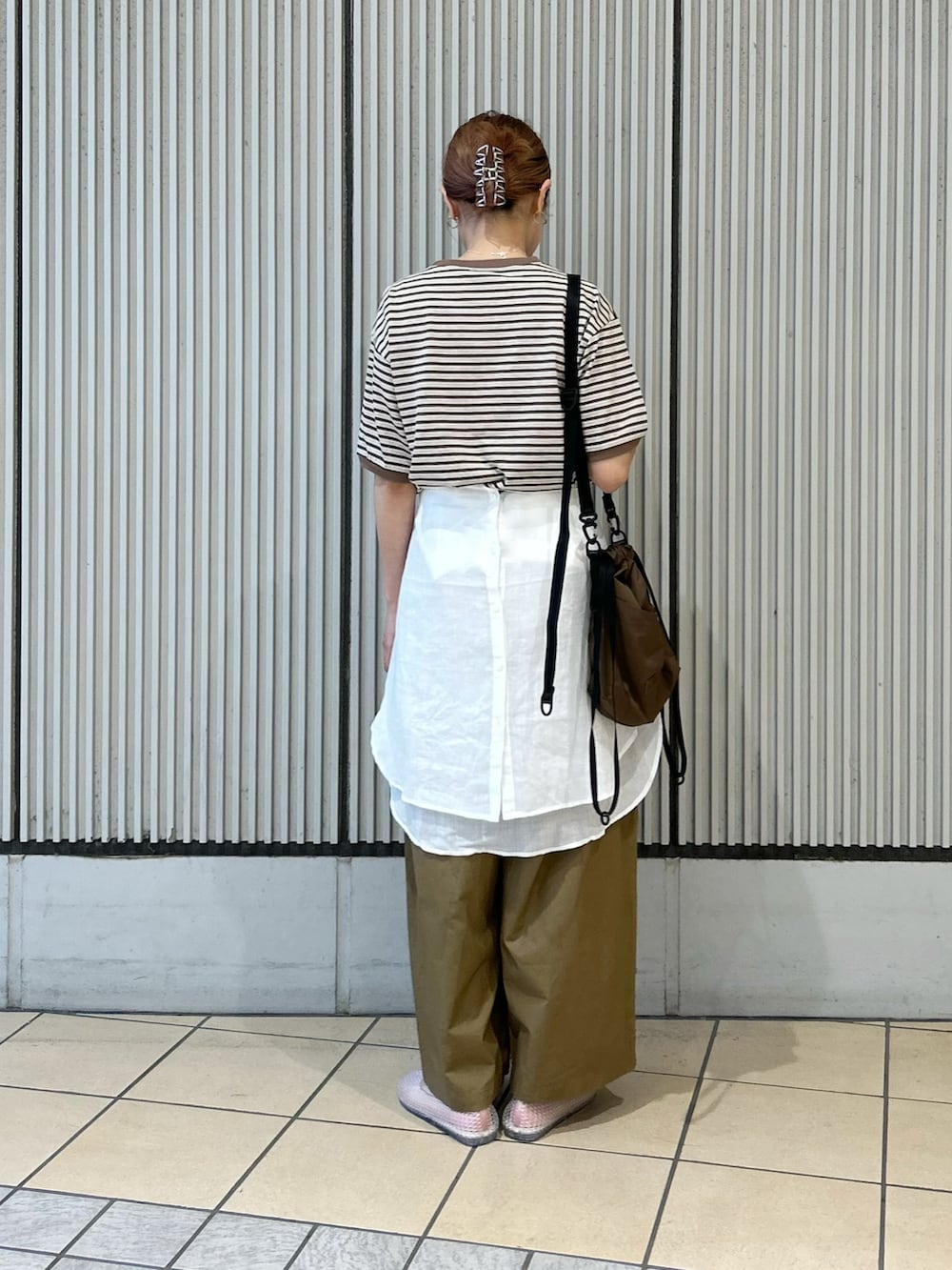 ベージュ系のその他パンツ、ホワイト系のシャツ/ブラウス、その他のバレエシューズを着用したレディースの夏コーディネートの3枚目の写真
