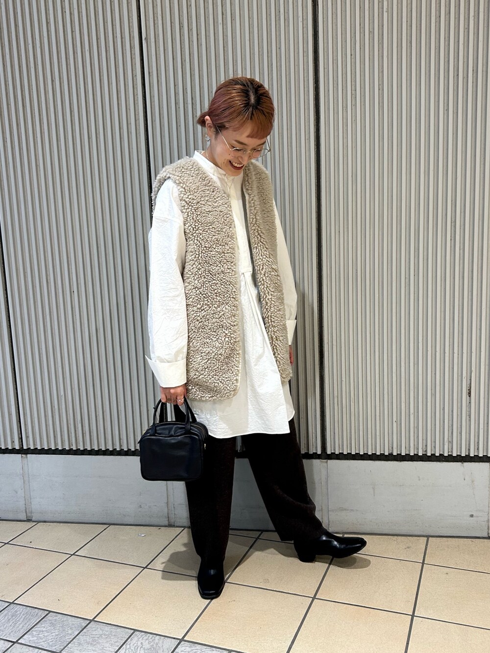 ホワイト系のシャツ/ブラウス、ブラウン系のその他パンツ、ブラック系のブーツを着用したレディースの秋コーディネートの4枚目の写真