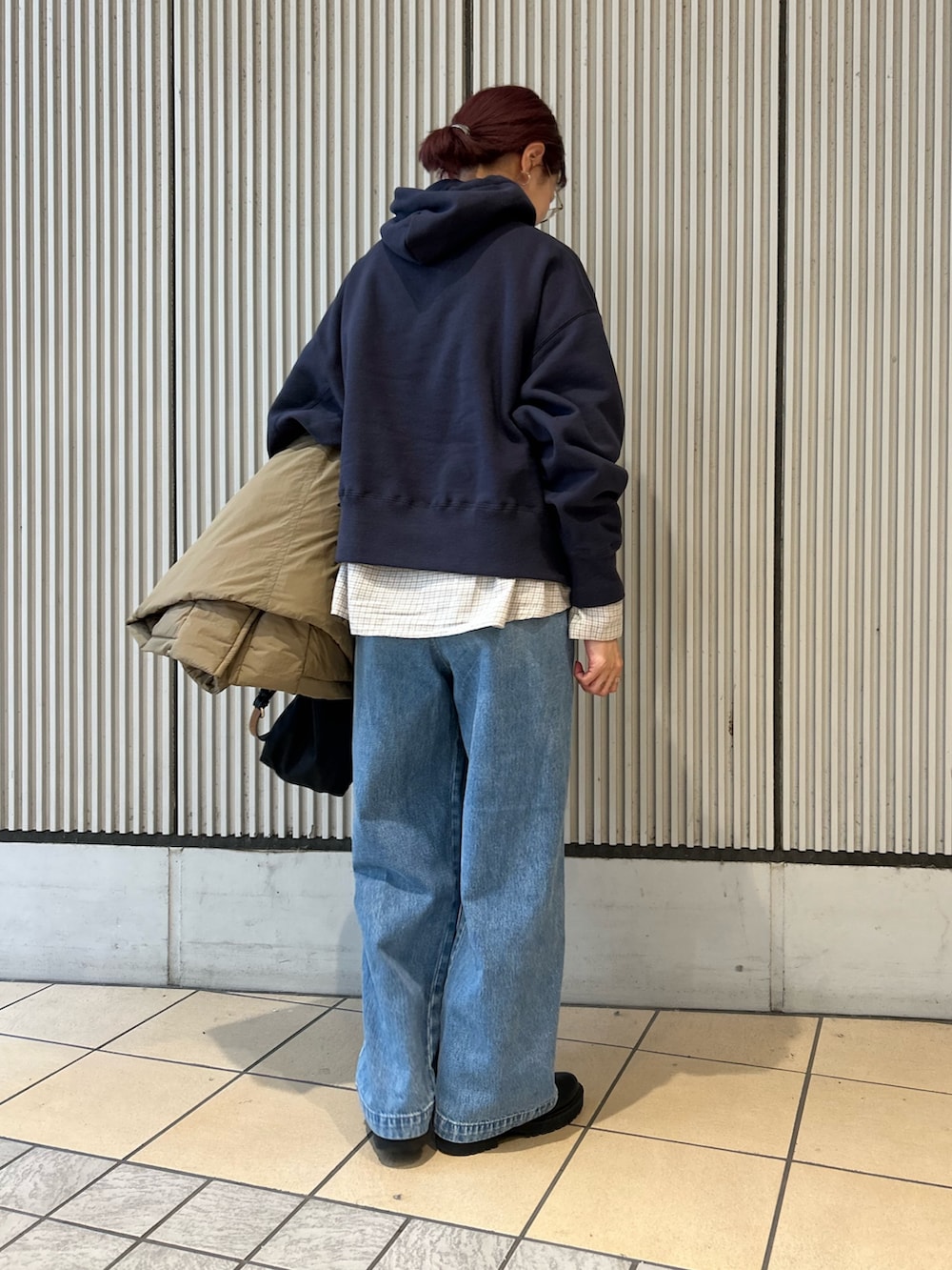 ブルー系のパーカー、ベージュ系のその他アウター、ホワイト系のシャツ/ブラウスを着用したレディースの秋コーディネートの2枚目の写真