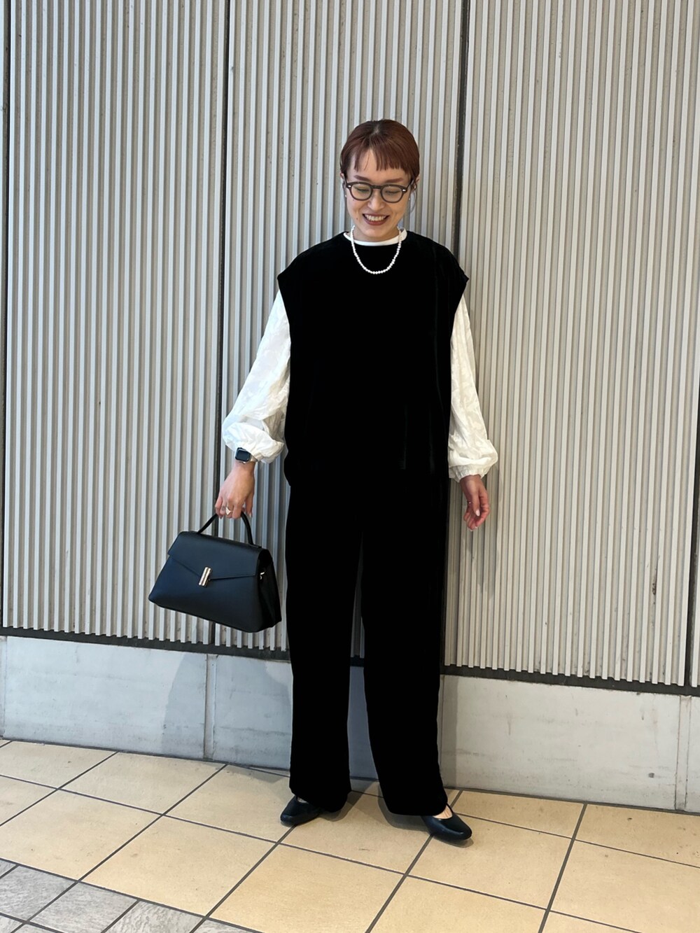 ブラック系のその他トップス、ブラック系のその他パンツ、ブラック系のハンドバッグを着用したレディースの冬コーディネートの4枚目の写真