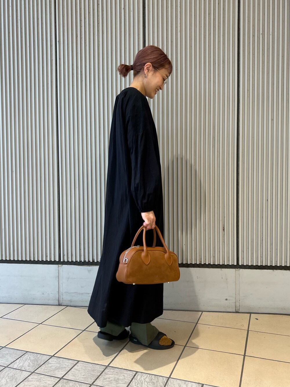 ブラック系のワンピース、グリーン系のその他パンツ、ブラウン系のショルダーバッグを着用したレディースの秋コーディネートの3枚目の写真